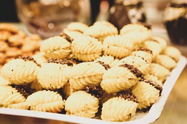 Bir grup çeşit kurabiye. Çikolata parçacıklı, yulaflı, kuru üzümlü, beyaz çikolatalı.