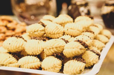 Bir grup çeşit kurabiye. Çikolata parçacıklı, yulaflı, kuru üzümlü, beyaz çikolatalı.