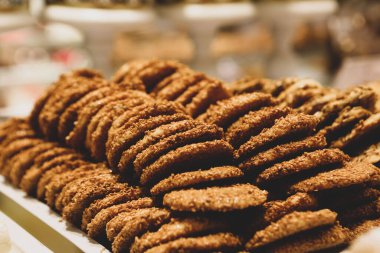 Bir grup çeşit kurabiye. Çikolata parçacıklı, yulaflı, kuru üzümlü, beyaz çikolatalı.