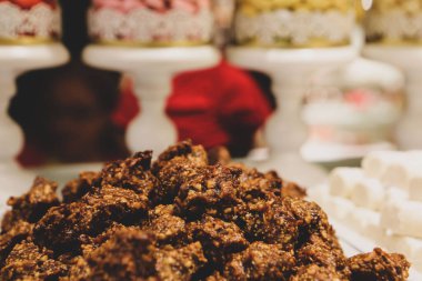 Bir grup çeşit kurabiye. Çikolata parçacıklı, yulaflı, kuru üzümlü, beyaz çikolatalı.