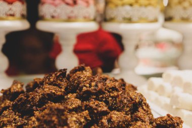 Bir grup çeşit kurabiye. Çikolata parçacıklı, yulaflı, kuru üzümlü, beyaz çikolatalı.