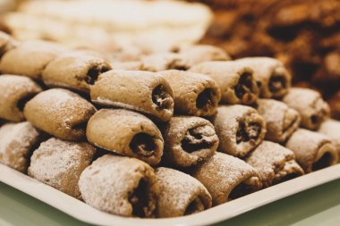 Bir grup çeşit kurabiye. Çikolata parçacıklı, yulaflı, kuru üzümlü, beyaz çikolatalı.