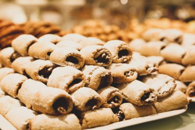 Bir grup çeşit kurabiye. Çikolata parçacıklı, yulaflı, kuru üzümlü, beyaz çikolatalı.