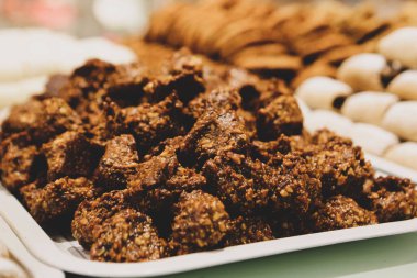 Bir grup çeşit kurabiye. Çikolata parçacıklı, yulaflı, kuru üzümlü, beyaz çikolatalı.