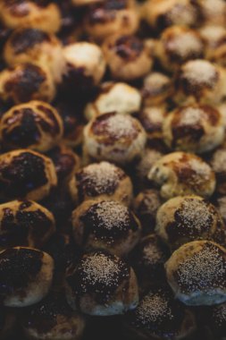 Bir grup çeşit kurabiye. Çikolata parçacıklı, yulaflı, kuru üzümlü, beyaz çikolatalı.