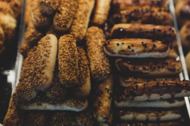 Bir grup çeşit kurabiye. Çikolata parçacıklı, yulaflı, kuru üzümlü, beyaz çikolatalı.