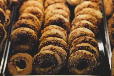 Bir grup çeşit kurabiye. Çikolata parçacıklı, yulaflı, kuru üzümlü, beyaz çikolatalı.