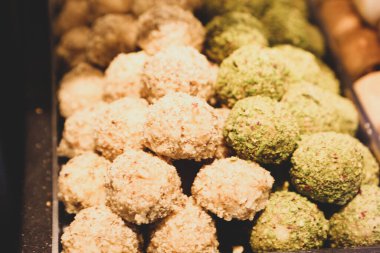 Bir grup çeşit kurabiye. Çikolata parçacıklı, yulaflı, kuru üzümlü, beyaz çikolatalı.