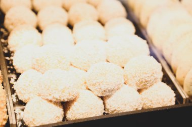 Bir grup çeşit kurabiye. Çikolata parçacıklı, yulaflı, kuru üzümlü, beyaz çikolatalı.