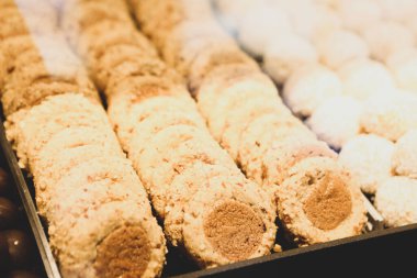 Bir grup çeşit kurabiye. Çikolata parçacıklı, yulaflı, kuru üzümlü, beyaz çikolatalı.