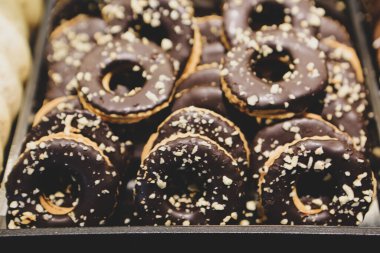 Bir grup çeşit kurabiye. Çikolata parçacıklı, yulaflı, kuru üzümlü, beyaz çikolatalı.