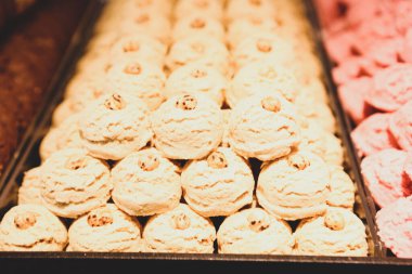 Bir grup çeşit kurabiye. Çikolata parçacıklı, yulaflı, kuru üzümlü, beyaz çikolatalı.