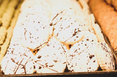 Bir grup çeşit kurabiye. Çikolata parçacıklı, yulaflı, kuru üzümlü, beyaz çikolatalı.