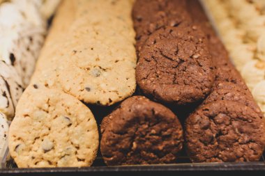 Bir grup çeşit kurabiye. Çikolata parçacıklı, yulaflı, kuru üzümlü, beyaz çikolatalı.