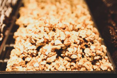 Bir grup çeşit kurabiye. Çikolata parçacıklı, yulaflı, kuru üzümlü, beyaz çikolatalı.