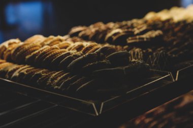 Bir grup çeşit kurabiye. Çikolata parçacıklı, yulaflı, kuru üzümlü, beyaz çikolatalı.