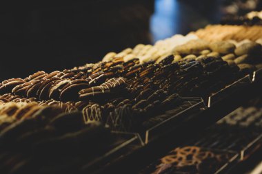 Bir grup çeşit kurabiye. Çikolata parçacıklı, yulaflı, kuru üzümlü, beyaz çikolatalı.