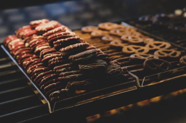 Bir grup çeşit kurabiye. Çikolata parçacıklı, yulaflı, kuru üzümlü, beyaz çikolatalı.