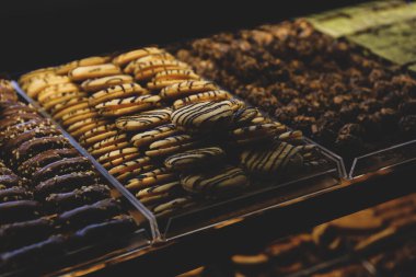 Bir grup çeşit kurabiye. Çikolata parçacıklı, yulaflı, kuru üzümlü, beyaz çikolatalı.