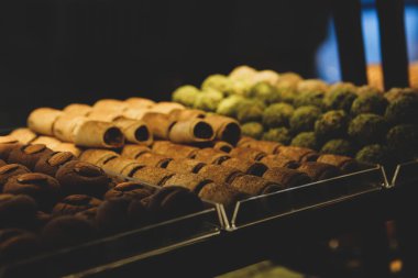 Bir grup çeşit kurabiye. Çikolata parçacıklı, yulaflı, kuru üzümlü, beyaz çikolatalı.