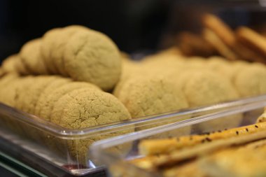 Bir grup çeşit kurabiye. Çikolata parçacıklı, yulaflı, kuru üzümlü, beyaz çikolatalı.