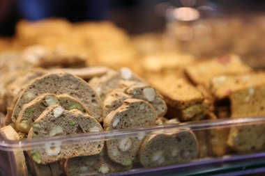 Bir grup çeşit kurabiye. Çikolata parçacıklı, yulaflı, kuru üzümlü, beyaz çikolatalı.