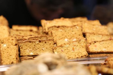 Bir grup çeşit kurabiye. Çikolata parçacıklı, yulaflı, kuru üzümlü, beyaz çikolatalı.