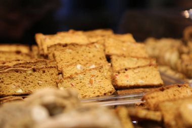 Bir grup çeşit kurabiye. Çikolata parçacıklı, yulaflı, kuru üzümlü, beyaz çikolatalı.