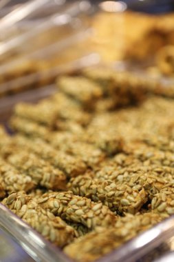 Bir grup çeşit kurabiye. Çikolata parçacıklı, yulaflı, kuru üzümlü, beyaz çikolatalı.