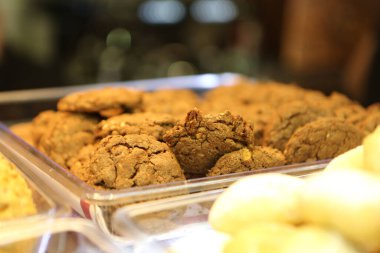 Bir grup çeşit kurabiye. Çikolata parçacıklı, yulaflı, kuru üzümlü, beyaz çikolatalı.