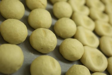 Bir grup çeşit kurabiye. Çikolata parçacıklı, yulaflı, kuru üzümlü, beyaz çikolatalı.