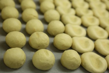 Bir grup çeşit kurabiye. Çikolata parçacıklı, yulaflı, kuru üzümlü, beyaz çikolatalı.