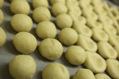 Bir grup çeşit kurabiye. Çikolata parçacıklı, yulaflı, kuru üzümlü, beyaz çikolatalı.