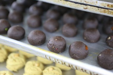 Bir grup çeşit kurabiye. Çikolata parçacıklı, yulaflı, kuru üzümlü, beyaz çikolatalı.