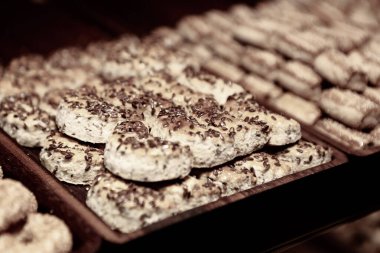 Bir grup çeşit kurabiye. Çikolata parçacıklı, yulaflı, kuru üzümlü, beyaz çikolatalı.