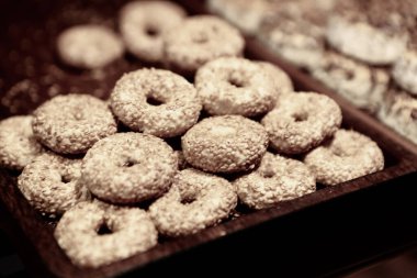 Bir grup çeşit kurabiye. Çikolata parçacıklı, yulaflı, kuru üzümlü, beyaz çikolatalı.