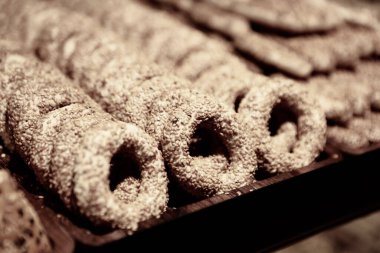 Bir grup çeşit kurabiye. Çikolata parçacıklı, yulaflı, kuru üzümlü, beyaz çikolatalı.