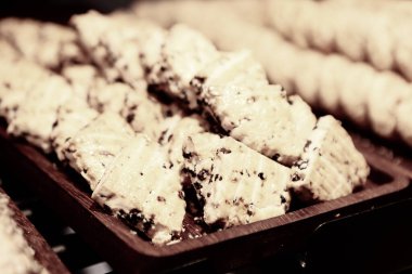 Bir grup çeşit kurabiye. Çikolata parçacıklı, yulaflı, kuru üzümlü, beyaz çikolatalı.