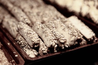 Bir grup çeşit kurabiye. Çikolata parçacıklı, yulaflı, kuru üzümlü, beyaz çikolatalı.