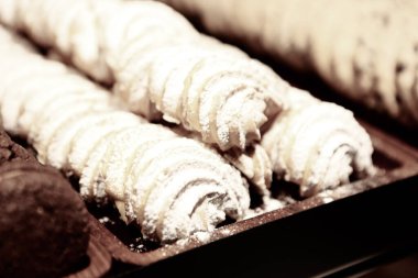 Bir grup çeşit kurabiye. Çikolata parçacıklı, yulaflı, kuru üzümlü, beyaz çikolatalı.