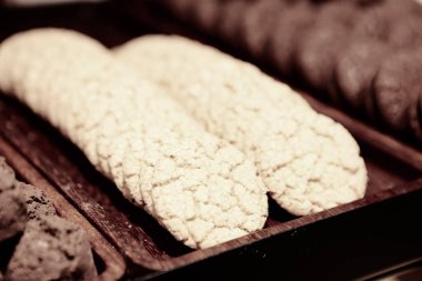 Bir grup çeşit kurabiye. Çikolata parçacıklı, yulaflı, kuru üzümlü, beyaz çikolatalı.