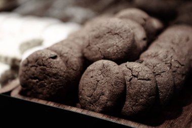 Bir grup çeşit kurabiye. Çikolata parçacıklı, yulaflı, kuru üzümlü, beyaz çikolatalı.