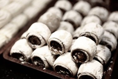 Bir grup çeşit kurabiye. Çikolata parçacıklı, yulaflı, kuru üzümlü, beyaz çikolatalı.