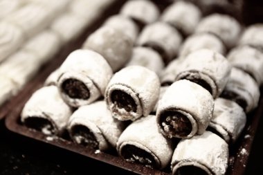 Bir grup çeşit kurabiye. Çikolata parçacıklı, yulaflı, kuru üzümlü, beyaz çikolatalı.