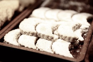 Bir grup çeşit kurabiye. Çikolata parçacıklı, yulaflı, kuru üzümlü, beyaz çikolatalı.