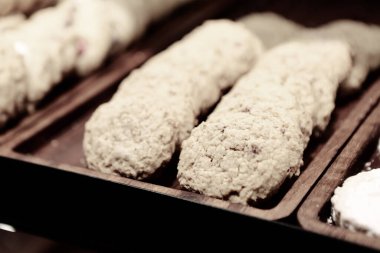 Bir grup çeşit kurabiye. Çikolata parçacıklı, yulaflı, kuru üzümlü, beyaz çikolatalı.