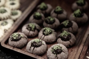 Bir grup çeşit kurabiye. Çikolata parçacıklı, yulaflı, kuru üzümlü, beyaz çikolatalı.