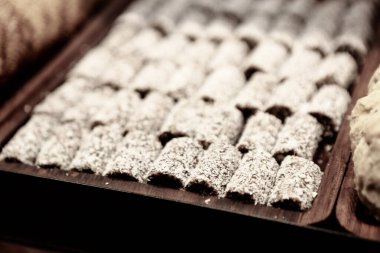 Bir grup çeşit kurabiye. Çikolata parçacıklı, yulaflı, kuru üzümlü, beyaz çikolatalı.