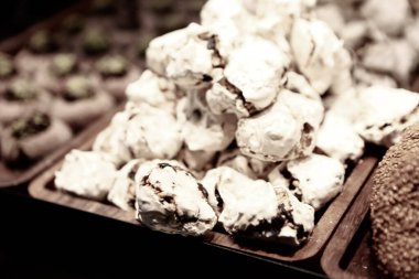 Bir grup çeşit kurabiye. Çikolata parçacıklı, yulaflı, kuru üzümlü, beyaz çikolatalı.