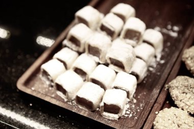 Bir grup çeşit kurabiye. Çikolata parçacıklı, yulaflı, kuru üzümlü, beyaz çikolatalı.